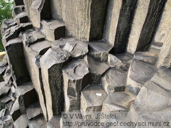 Kamenický Šenov - sloupcovitá odlučnost bazanitu na Panské skále