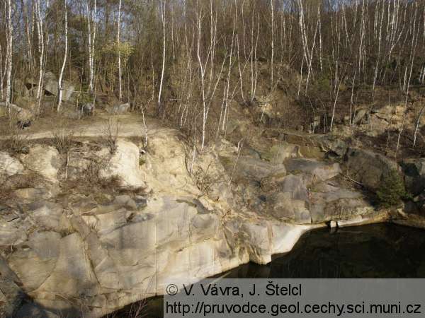 Kamenná Lhota - částečně zatopený lom v granitech koutského typu