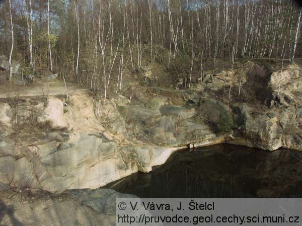 Kamenná Lhota - částečně zatopený lom v granitech koutského typu