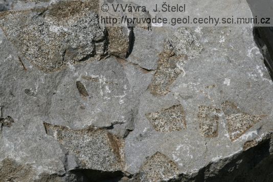 Mrač - enklávy dioritů v požárském granodioritu