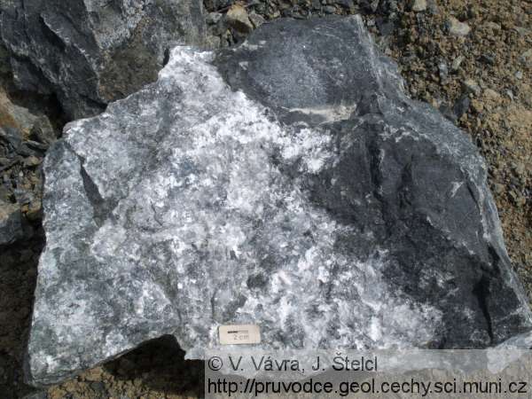 Odolena Voda - karbonátová mineralizace na puklinách spilitů