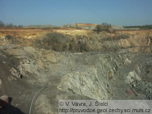 Plaňany - polohy křídových sedimentů v horní části lomu