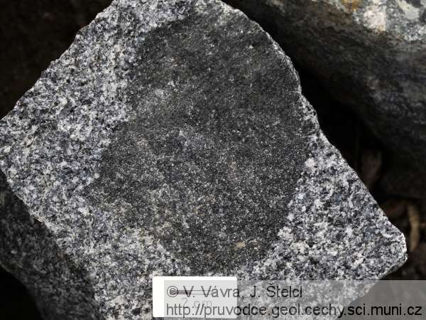 Prosetín - uzavřeniny mafických hornin v granodioritech