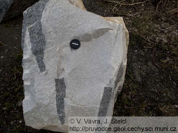 Prosetín - uzavřeniny mafických hornin v granitu