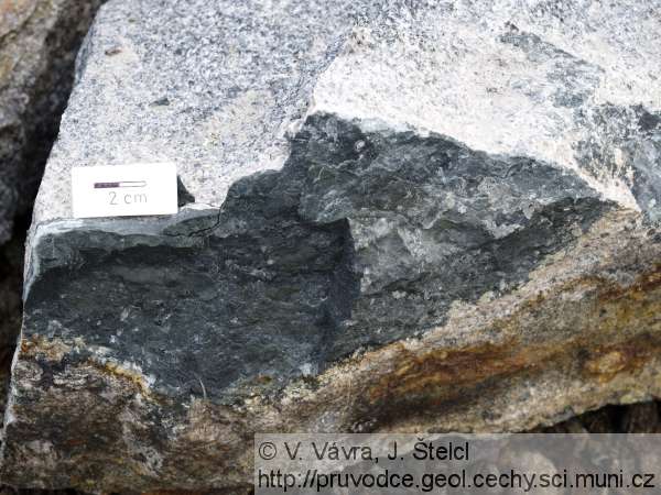 Prosetín - chlorit na puklině granodioritu