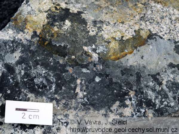 Prosetín - chlorit na puklině granodioritu