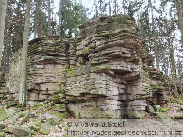 Čertův hrádek - pohled na skalní hradby