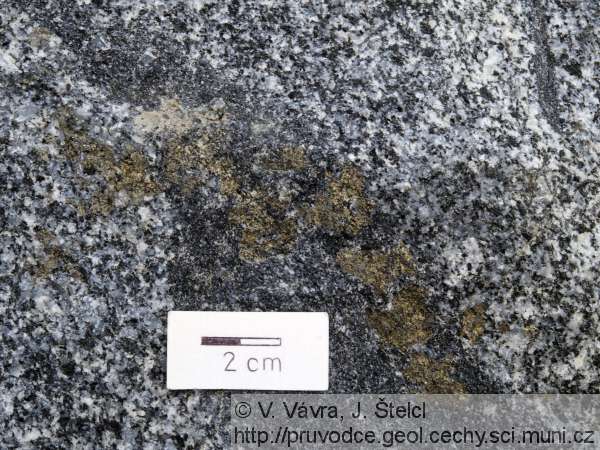 Skuteč - sulfidy na puklině granodioritu