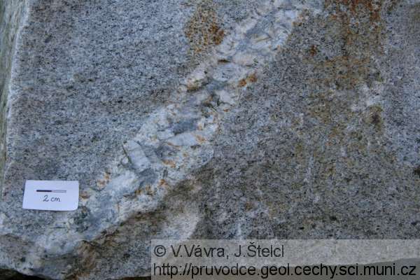 Sudslavice - žíla pegmatitu v biotitovém granitu