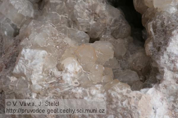 Černý Důl: krystaly kalcitu v dutině