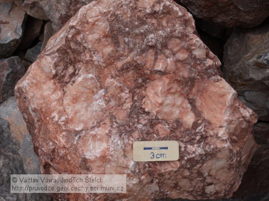 Horní Lánov: načervenalý kalcitový dolomit